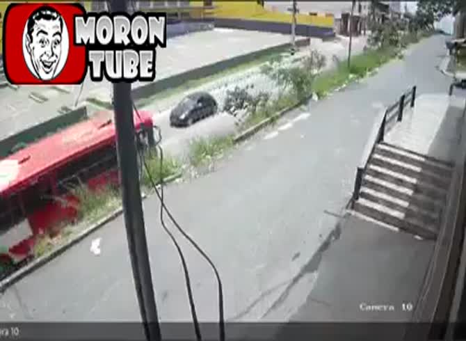 Video :A drunk motorist makes a spectacular leap